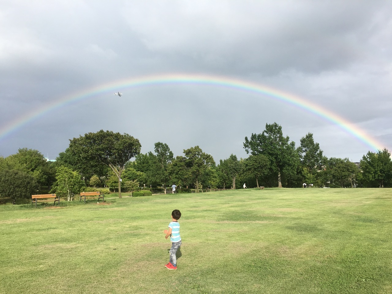 大きな虹と子供